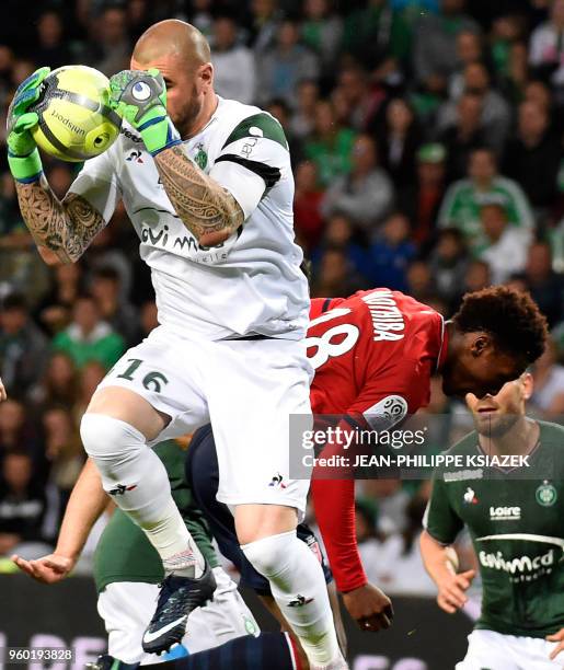 Saint-Etienne's French goalkeeper Stéphane Ruffier vies with Lille's forward Lebo Mothiba during the French L1 football match Saint-Etienne vs Lille...