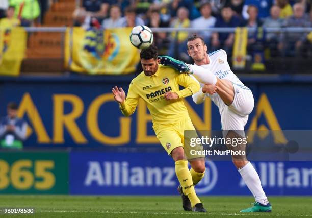 Alvaro Gonzalez of Villarreal CF and Gareth Bale of Real Madrid during the La Liga match between Villarreal CF and Real Madrid, at La Ceramica...