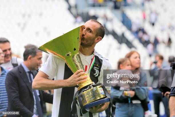 Giorgio Chiellini celebrate with the Scudetto cup after the winning of the Italian championship 2017-2018 at the Allianz stadium on May 19, 2018 in...