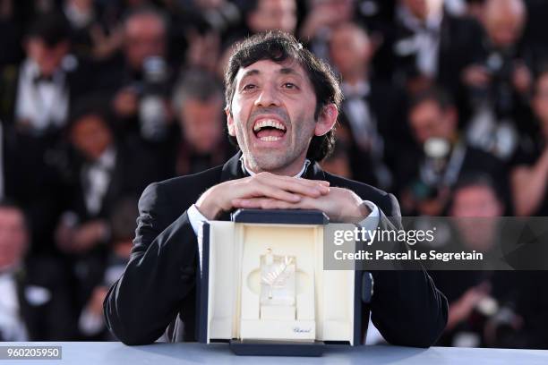 Actor Marcello Fonte poses with the Best Actor award for his role in 'Dogman' at the photocall the Palme D'Or Winner during the 71st annual Cannes...