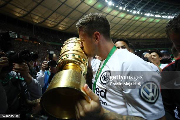 Marco Russ of Frankfurt kisses the trophy after the DFB Cup final between Bayern Muenchen and Eintracht Frankfurt at Olympiastadion on May 19, 2018...