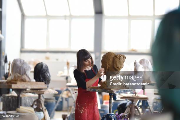 female sculptor lavora nel suo studio - baranozdemir foto e immagini stock