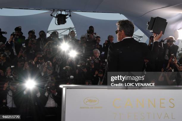 Polish director Pawel Pawlikowski poses with the trophy on May 19, 2018 during a photocall after he won the Best Director prize for the film "Zimna...