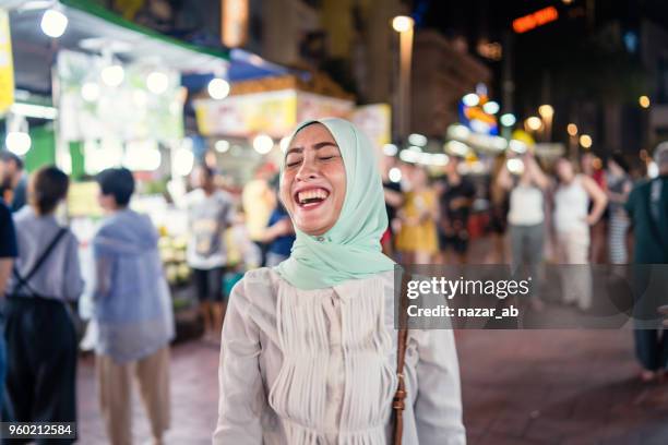 muslimische frau mit hijab mit authentischen lächeln. - lahore pakistan stock-fotos und bilder