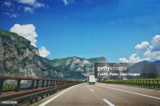 motorway through the brenner pass, italy - brennerpas stockfoto's en -beelden
