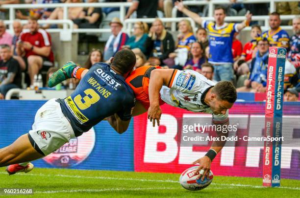 Castleford Tigers' Jv Hitchcox beats Leeds Rhinos' Kallum Watkins to score his side's first try during the Betfred Super League Round 15 match...