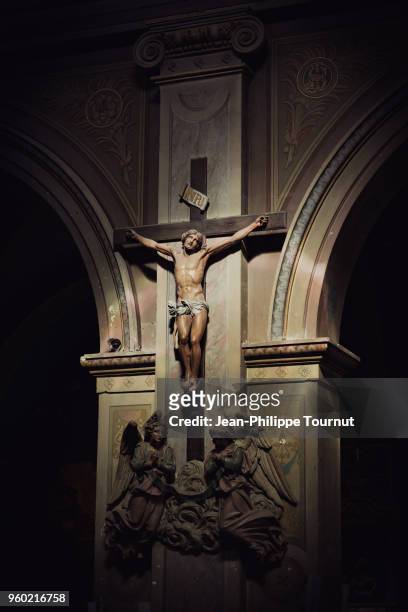 crucified jesus-christ in the church of saint-louis, in rochefort, france - of jesus being crucified stock pictures, royalty-free photos & images