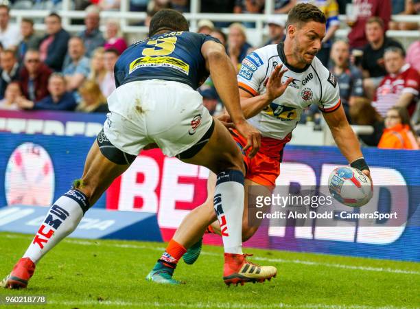 Castleford Tigers' Jv Hitchcox beats Leeds Rhinos' Kallum Watkins to score his side's first try during the Betfred Super League Round 15 match...
