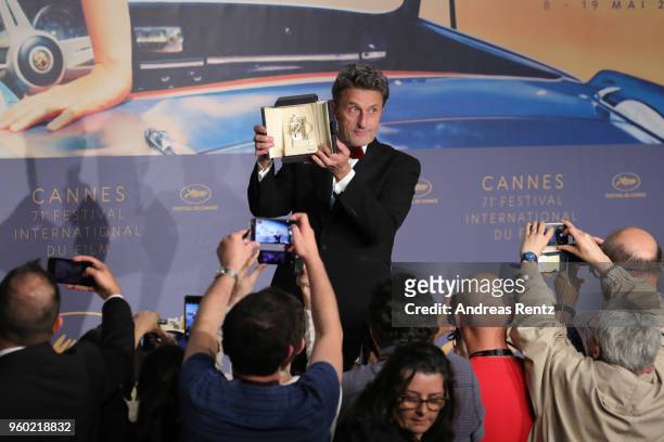 Polish director Pawel Pawlikowski poses with his Best Director Prize for the film 'Cold War' at the press conference for the Palme D'Or Winner during...