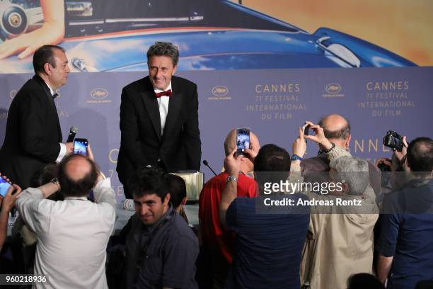 Polish director Pawel Pawlikowski poses with his Best Director Prize for the film 'Cold War' at the press conference for the Palme D'Or Winner during...
