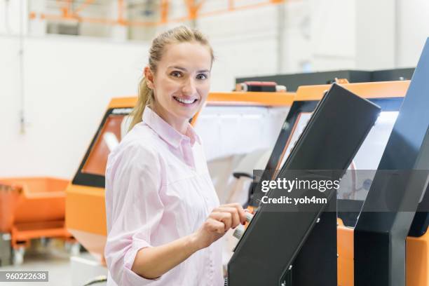 maquinaria de fabricación y cnc - mechatronics fotografías e imágenes de stock