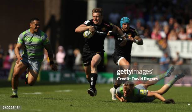 Lachie Turner of Exeter breaks past Chris Harris during the Aviva Premiership Semi Final between Exeter Chiefs and Newcastle Falcons at Sandy Park on...