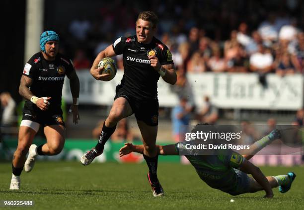 Lachie Turner of Exeter breaks past Chris Harris during the Aviva Premiership Semi Final between Exeter Chiefs and Newcastle Falcons at Sandy Park on...