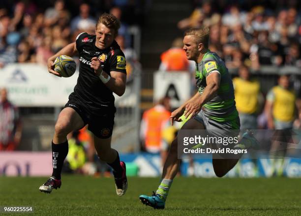 Lachie Turner of Exeter breaks past Chris Harris during the Aviva Premiership Semi Final between Exeter Chiefs and Newcastle Falcons at Sandy Park on...