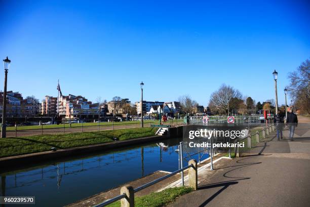 path along the thames river at kingston upon thames - thames path stock pictures, royalty-free photos & images
