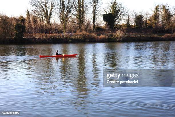 o rio tamisa em kingston upon thames - kingston upon thames - fotografias e filmes do acervo