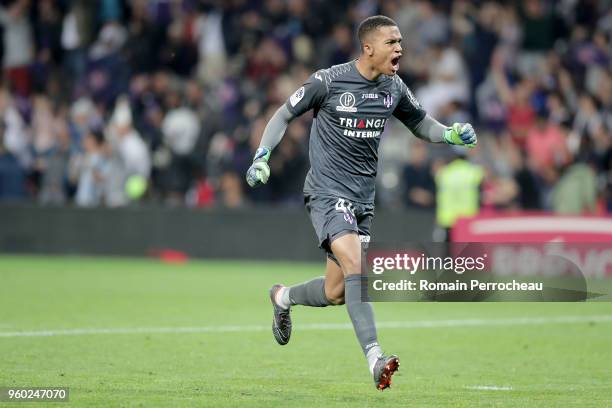 Alban Lafont of Toulouse reacts after the goal of Max Alain Gradel during the Ligue 1 match between Toulouse and EA Guingamp at Stadium Municipal on...