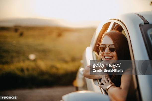 puesta de sol sobre el camino - driving car fotografías e imágenes de stock