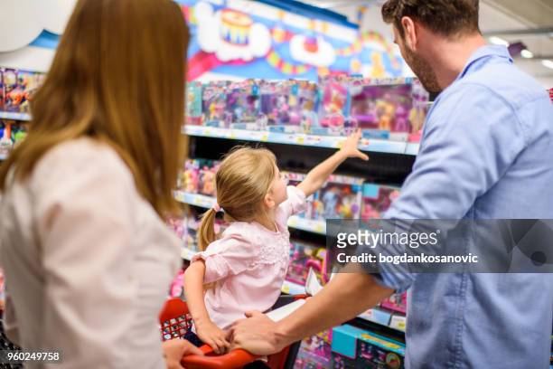 family shopping - loja de brinquedos imagens e fotografias de stock