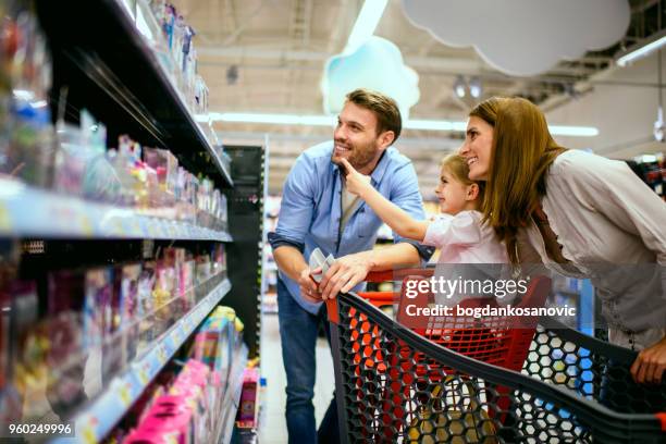 shopping in famiglia - giocattoli foto e immagini stock