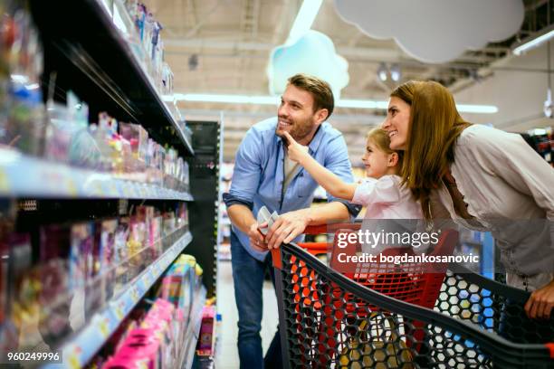 family shopping - loja de brinquedos imagens e fotografias de stock