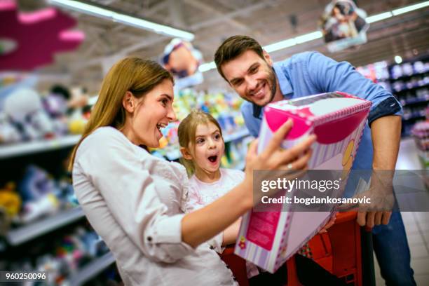 familjen shopping - leksaksaffär bildbanksfoton och bilder