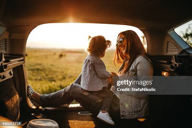 bedingungslose liebe - happy family car stock-fotos und bilder