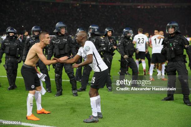 Ante Rebic of Eintracht Frankfurt celebrates ith his team mates Jetro Willems after winning the DFB Cup final between Bayern Muenchen and Eintracht...