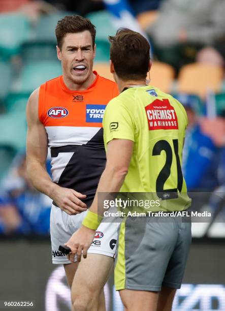 Jeremy Cameron of the Giants argues with Umpire Simon Meredith after Cameron had a Giants shot on goal overturned for his bump on Jamie Macmillan of...
