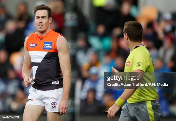 Jeremy Cameron of the Giants argues with Umpire Simon Meredith after Cameron had a Giants shot on goal overturned for his bump on Jamie Macmillan of...