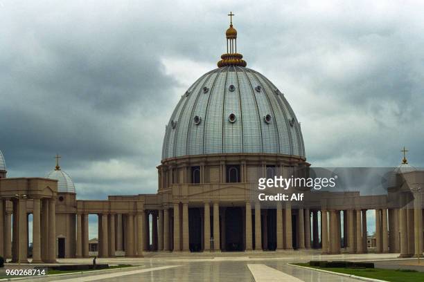 basilica of our lady of peace in yamusukro, ivory coast - côte divoire stock pictures, royalty-free photos & images