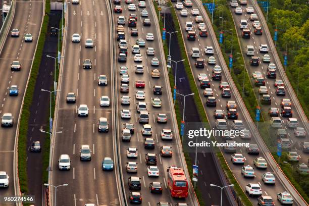 traffic jam on the highway to shanghai city downtown area,china - thruway - fotografias e filmes do acervo