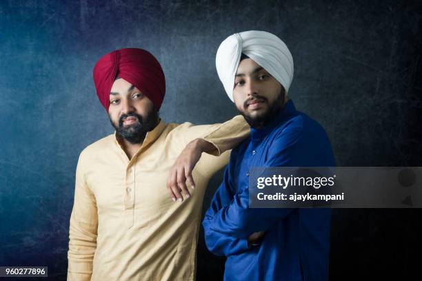 sikh mannen poseren - kurta stockfoto's en -beelden