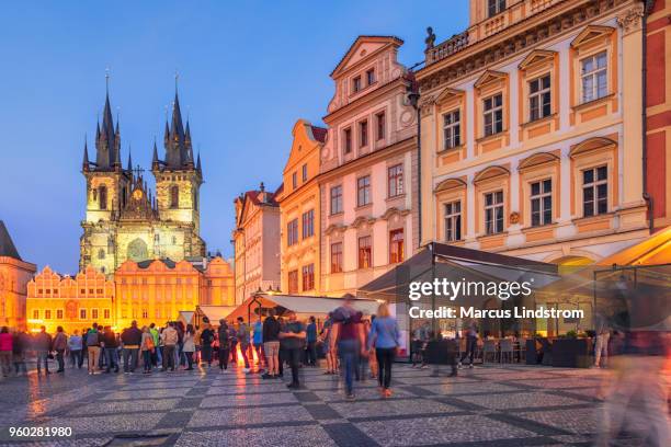 altstadt-platz in prag - teynkirche stock-fotos und bilder