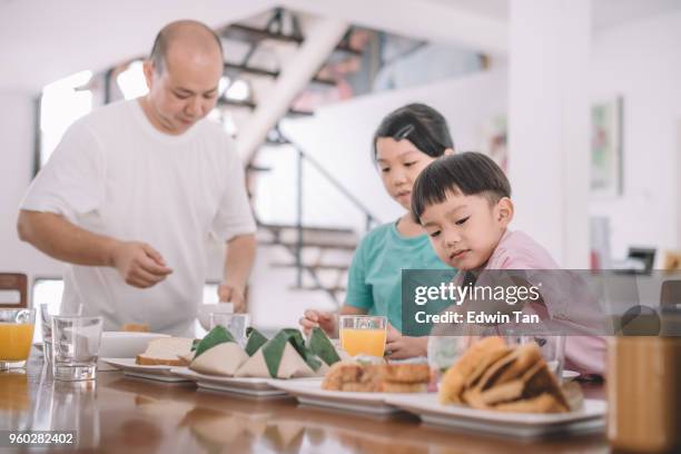asiatische chinesische familie frühstücken im speisesaal - nasi lemak stock-fotos und bilder