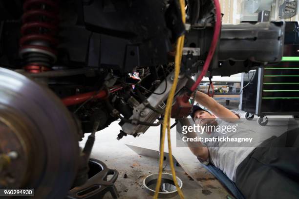 auto-werkstatt mit mechaniker - auto zerlegt stock-fotos und bilder
