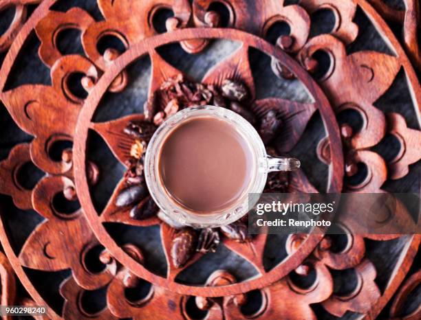 ceremonial cacao drink: super food raw chocolate - theobroma imagens e fotografias de stock