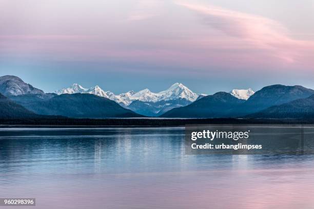 alaskas inside passage: glacier bay np in der morgendämmerung, sommer - pacific northwest usa stock-fotos und bilder