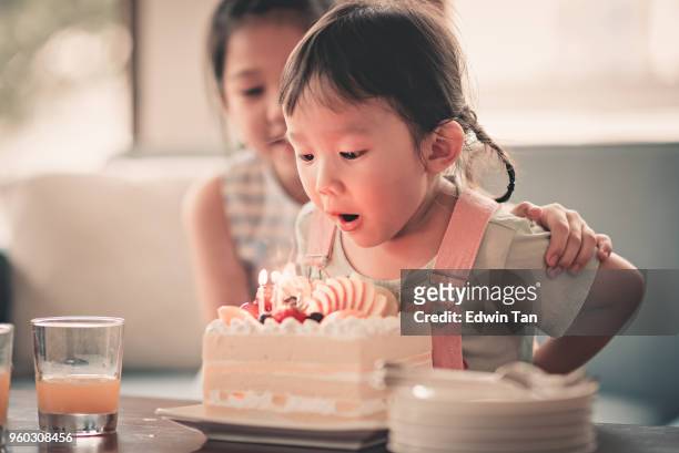 verjaardagsviering voor aziatische chinese familie in maleisië - chinese birthday stockfoto's en -beelden