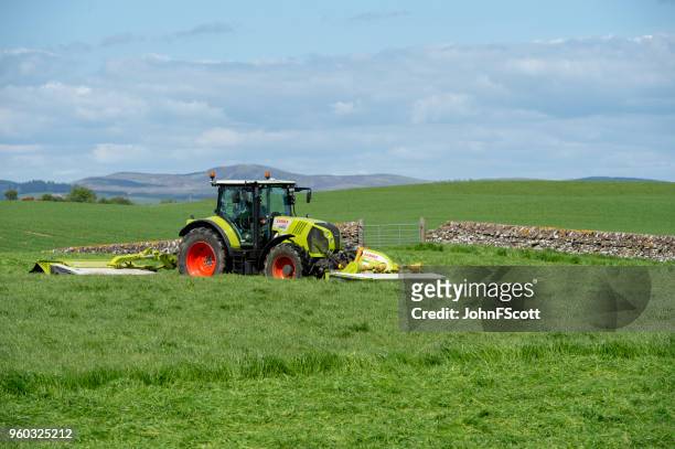 在蘇格蘭農場的田野上割草 - johnfscott 個照片及圖片檔