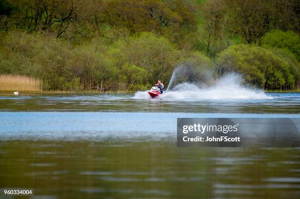 スコットランドのネス湖でジェット スキーの男 - jet ski ストックフォトと画像