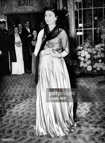 British actress Jean Simmons who plays Ophelia, arrives at the Odeon theater for the Premiere of Laurence Olivier's "Hamlet" wearing a honey-coloured...
