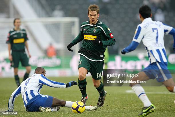 Thorben Marx of Moenchengladbach in action during the Bundesliga match between Hertha BSC Berlin and Borussia Moenchengladbach at Olympic Stadium on...