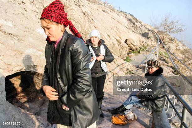 kyrgyz pilgrim women at sulayman mountain - club nomadic ストックフォトと画像