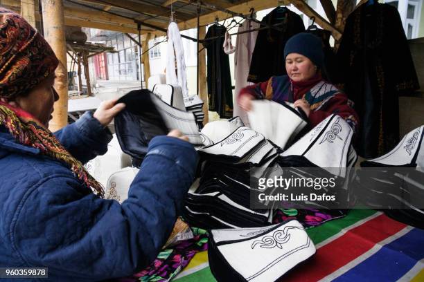 kalpaks kyrgyz national hats at jayma bazaar - osh photos et images de collection