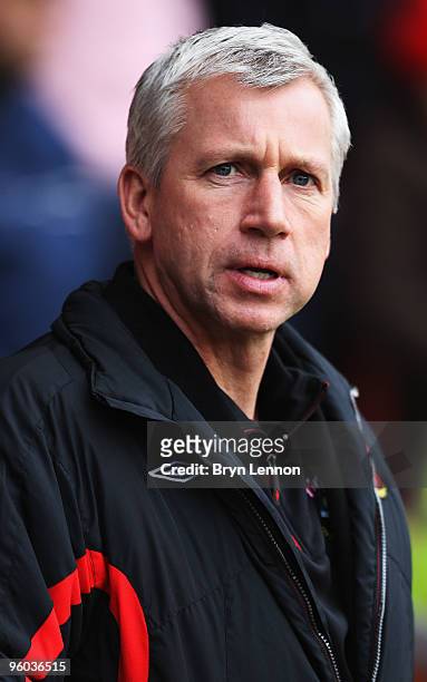 Southampton Manager Alan Pardew looks on during the FA Cup 4th Round match between Southampton and Ipswich Town at St Mary's on January 23, 2010 in...
