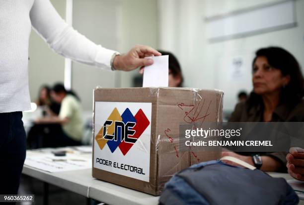 Venezuelan resident in Madrid casts his ballot on May 20, 2018 at a polling station located at the Fernando de los Rios Cultural Center in Madrid. -...