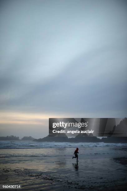 cox bay in tofino, british columbia - long beach britisch kolumbien stock-fotos und bilder