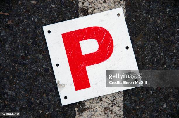 lost provisional licence plate (p plate) on a asphalt road - letter p foto e immagini stock