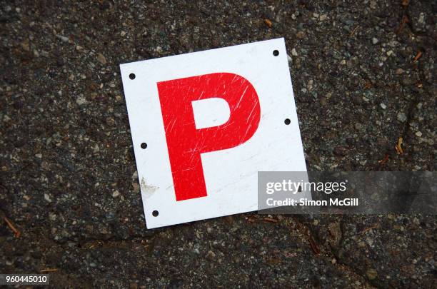 lost provisional licence plate (p plate) on a asphalt road - p plate stock-fotos und bilder